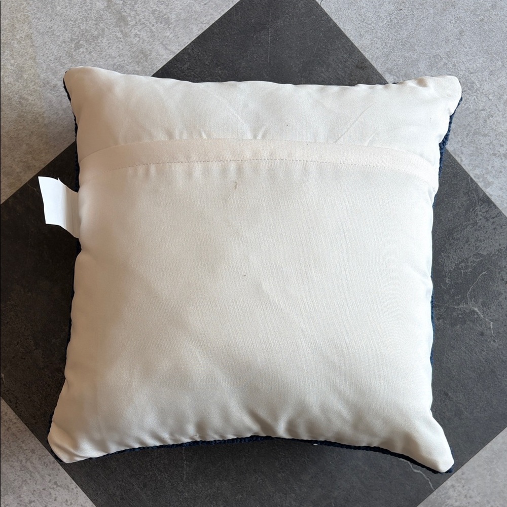 NWT - Plow & Hearth Hooked Indoor/Outdoor Decorative Multicolor Throw Pillow - Picture 3 of 5